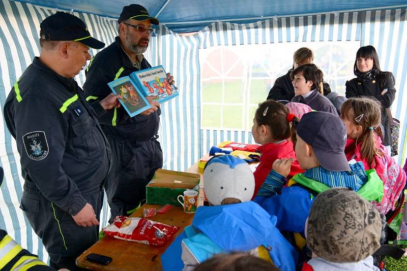 Záchranáři a policisté uspořádali dětem školení 