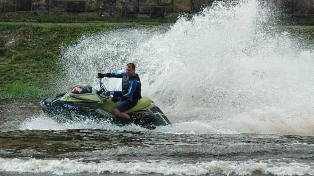 V neděli se také konal 3. ročník Mezinárodního mistrovství ČR vodních skútrů Jet Ski Grand Prix Děčín, který je jediným závodem Long distanc v ČR.