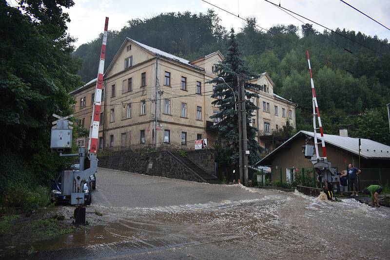 Velká voda se valila po silnici v Přípeři.