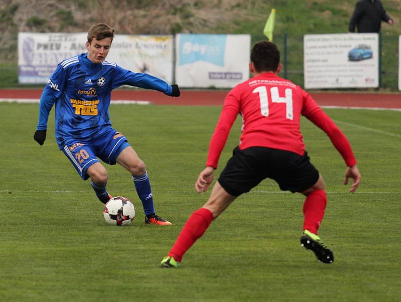 REMÍZA. Fotbalisté Varnsdorfu (v modrém) doma remizovali s Chrudimí 2:2.