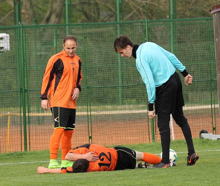 NEDOHRÁLO SE. Utkání Dolní Podluží - Huntířov bylo za stavu 2:0 předčasně ukončeno.