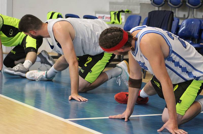 BASKETBALOVÍ VÁLEČNÍCI se pilně připravují na novou sezónu.