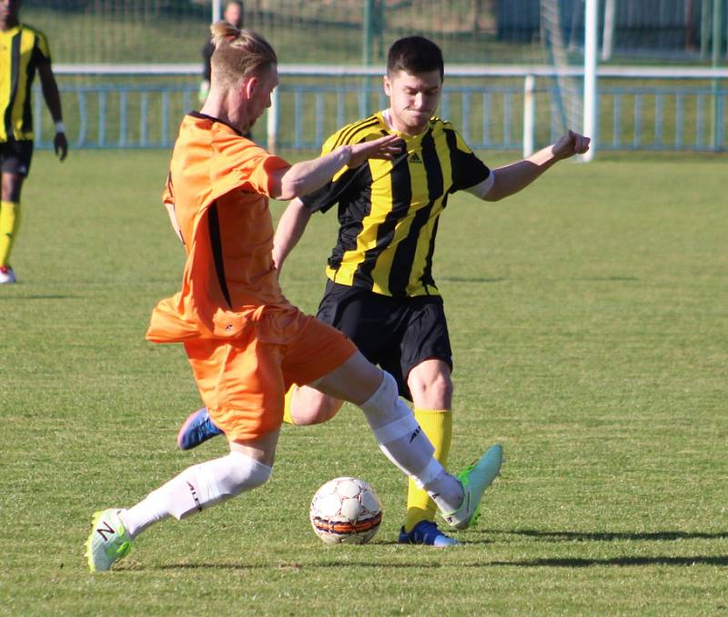 PARÁDA! Benešov (oranžové dresy) doma přejel Proboštov 5:0.