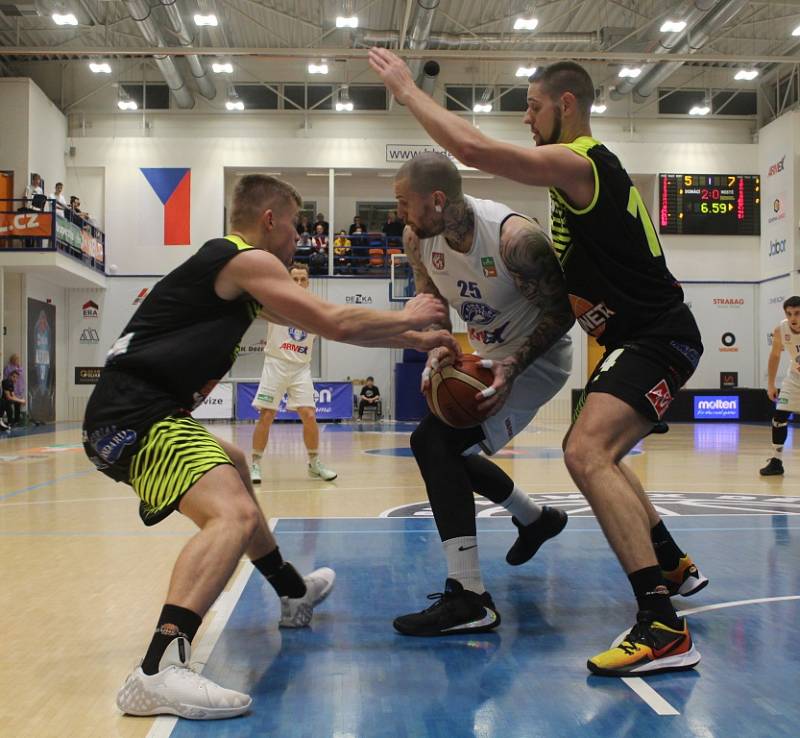 ČTVRTÉ DERBY v letošní sezóně mezi Děčínem a Ústím nad Labem se hrálo na půdě Válečníků.