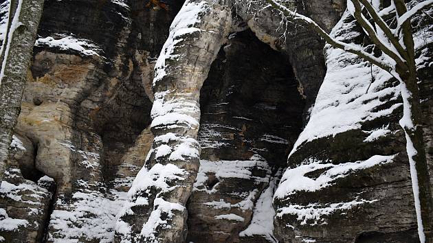 Fotogalerie: Sníh proměnil skalní město v Tisé v pohádkovou krajinu ...