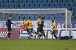 CENNÝ SKALP. Varnsdorf (tmavé dresy) porazil ligové Teplice 1:0.