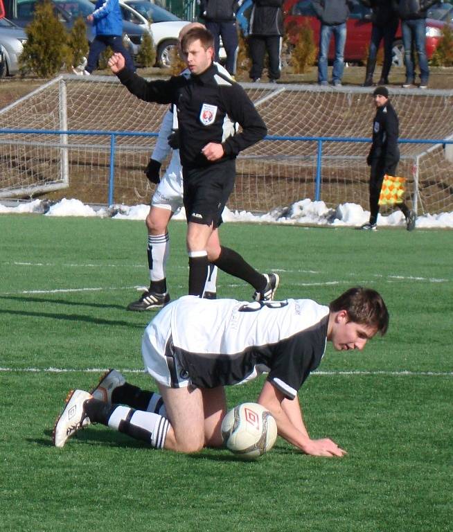 BEZ BODU. Modrá (v červeném) bojovala, ale v Modlanech 1:2 prohrála.