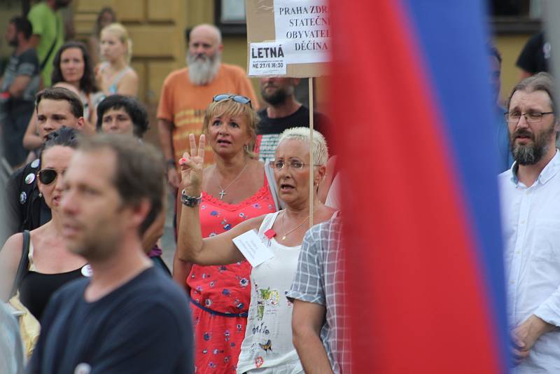 V Děčíně se sešli lidé na čtvrté demonstraci proti Andreji Babišovi.