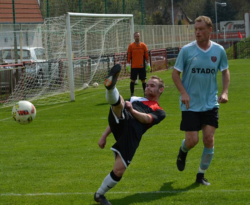 DOBKOVICE (tmavé dresy) vyhrály 3:2 v Děčíně nad Unionem.