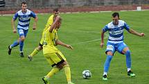 SELHÁNÍ. Fotbalisté Varnsdorfu (ve žlutém) nezvládli derby, doma nestačili na Ústí nad Labem.