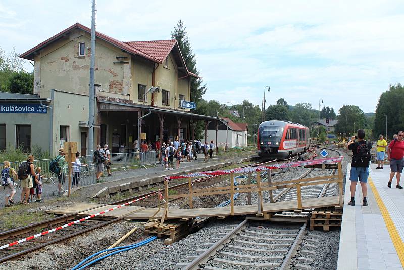 Opravované dolní nádraží v Mikulášovicích.