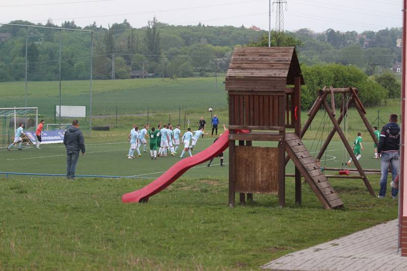 DVA BODY si přivezli fotbalisté Vilémova (v zeleném) ze hřiště druhých Srbic.