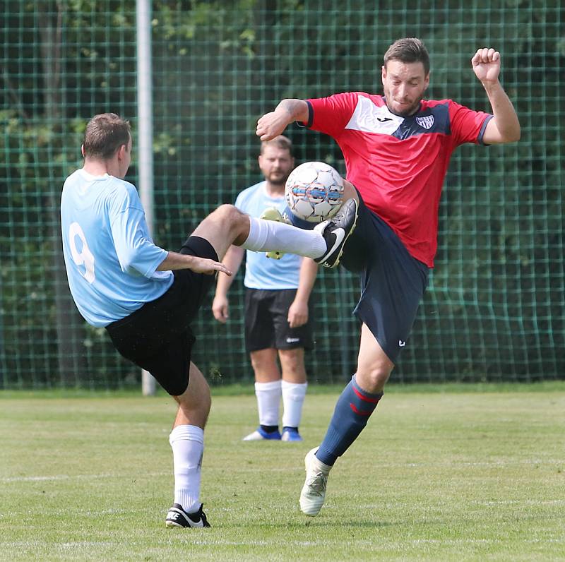 PORÁŽKA. Česká Kamenice (modré dresy) prohrála v Chlumci 2:4.