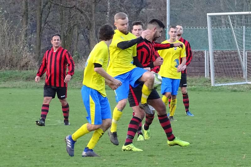 DEBAKL. Union Děčín (pruhované dresy) prohrál v Českých Kopistech 1:6.