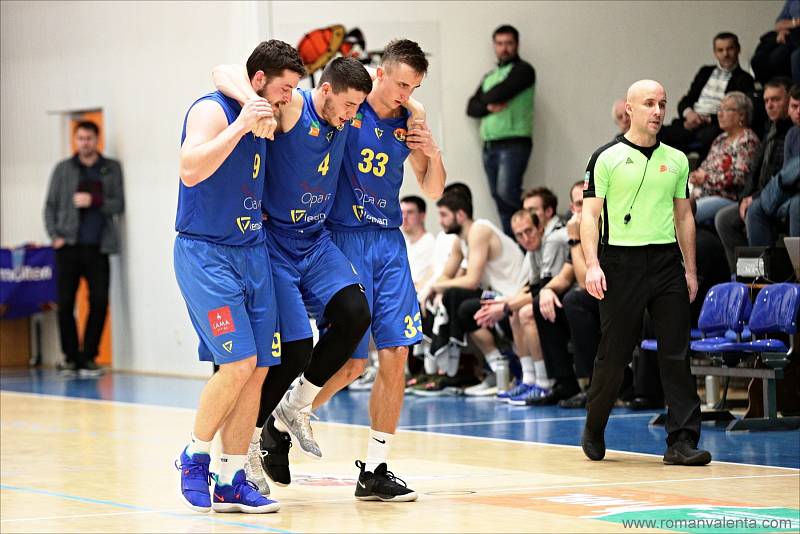 PADLA STOVKA. Děčínští basketbalisté (v bílém) porazili Opavu 100:79.