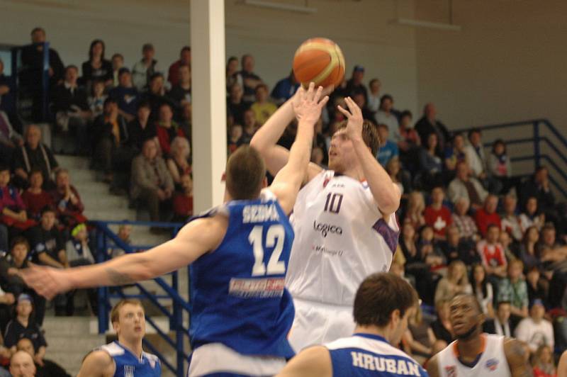 BRAVO! Děčínští basketbalisté (v bílém) porazili USK Praha i potřetí.