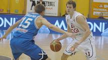 PARÁDA! Děčínští basketbalisté (v bílém) porazili v posledním letošním utkání pražský USK.