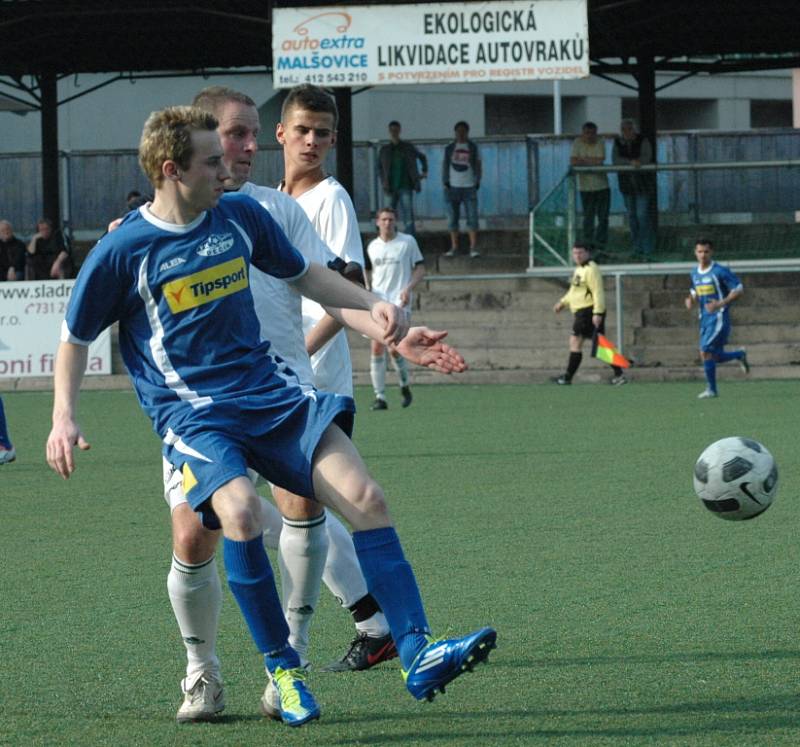 JEN REMÍZA. Fotbalisté Junioru (v modrém) doma remizovali 2:2 s Modlany.