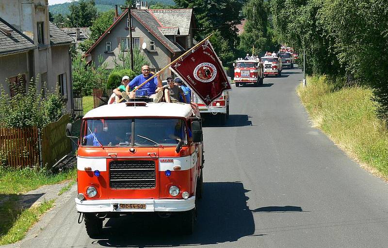 O uplynulém víkendu si v Dolní Poustevně dali dostaveníčko majitelé hasičským Matýsků, tedy hasičských cisteren Škoda 706. 