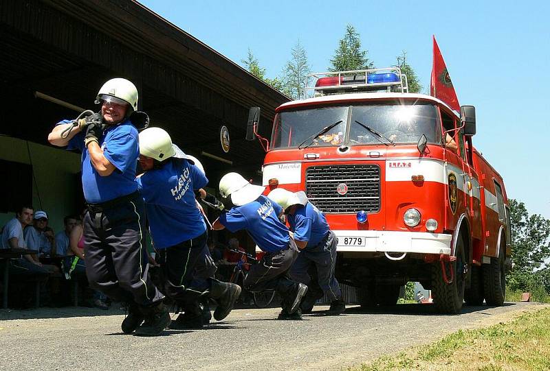 O uplynulém víkendu si v Dolní Poustevně dali dostaveníčko majitelé hasičským Matýsků, tedy hasičských cisteren Škoda 706. 