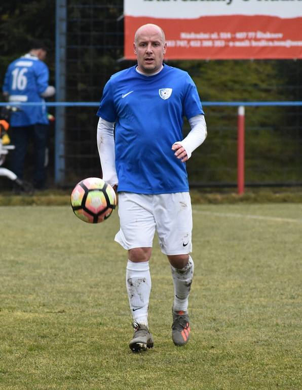 VÍTĚZSTVÍ. Fotbalisté Šluknova (v modrém) porazili Liběšice 4:1. Tři body věnovali nemocnému trenérovi Gallovi.