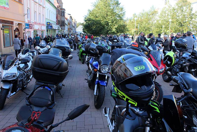 V sobotu se nejen na Mostecku uskutečnila spanilá jízda motorkářů UniRiders, která finančně pomohla třem těžce nemocným dětem.