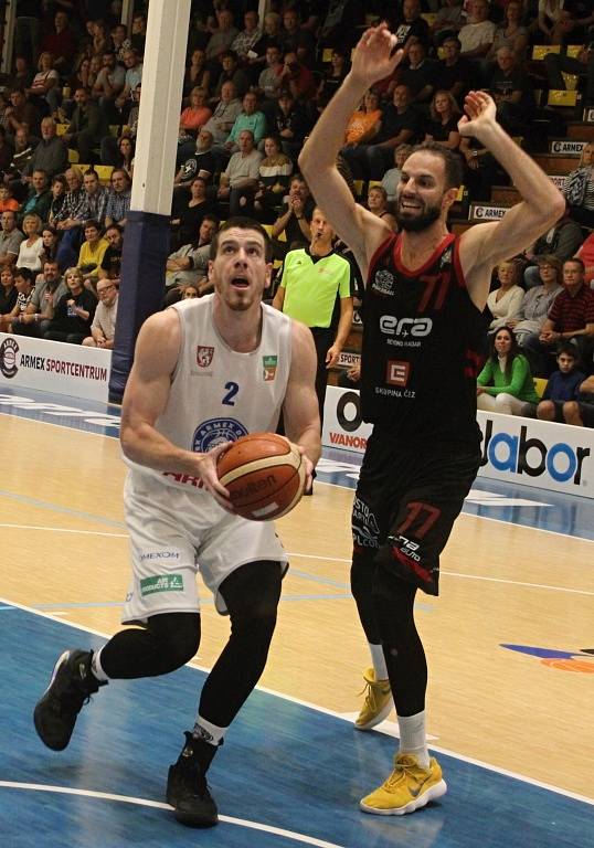 DĚČÍNŠTÍ BASKETBALISTÉ doma nestačili na mistrovský Nymburk.