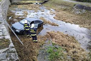 Auto sjelo v Jílovém do potoka.
