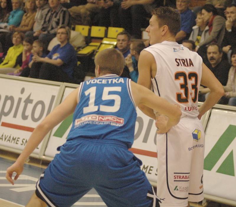 PARÁDA! Děčínští basketbalisté (v bílém) porazili v posledním letošním utkání pražský USK.