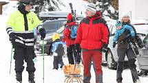 Policisté na lyžích dohlíží na bezpečnost lyžařů