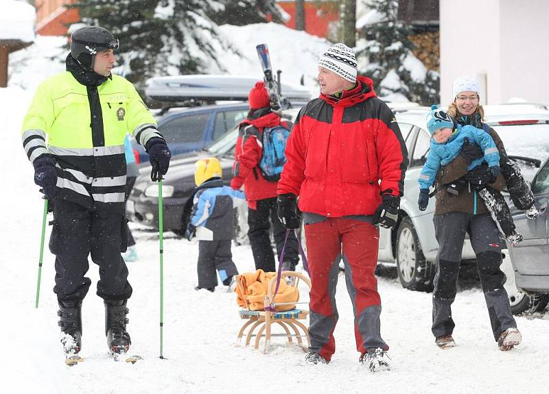 Policisté na lyžích dohlíží na bezpečnost lyžařů