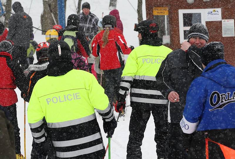 Policisté na lyžích dohlíží na bezpečnost lyžařů