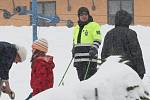 Policisté na lyžích dohlíží na bezpečnost lyžařů