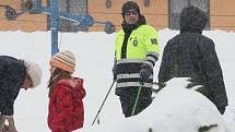 Policisté na lyžích dohlíží na bezpečnost lyžařů