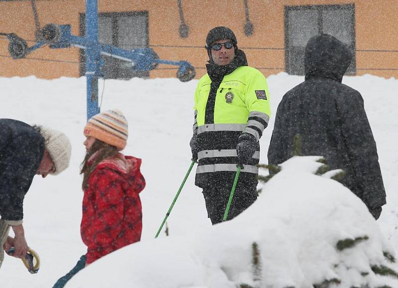 Policisté na lyžích dohlíží na bezpečnost lyžařů