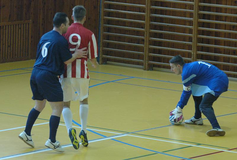 HRÁČI Jílového (pruhované dresy) porazili Turbo Děčín 5:1.