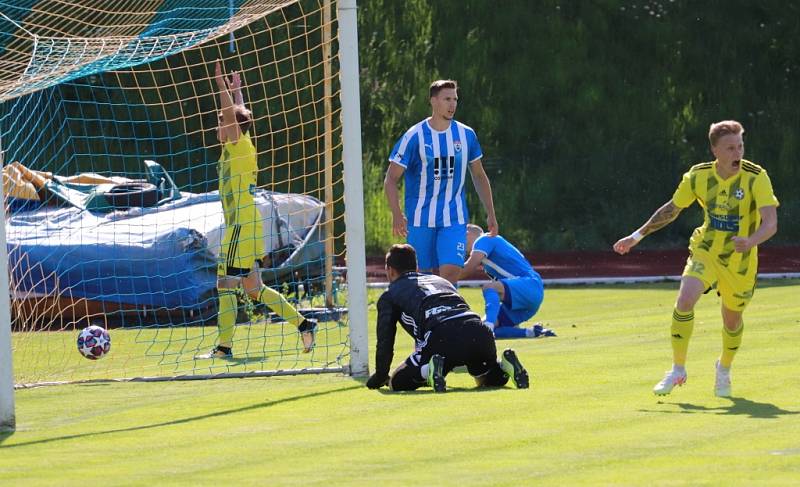 Důležitá výhra! Fotbalisté Varnsdorfu (ve žlutém) doma porazily poslední Vítkovice 3:1.