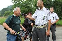 Policie kontrolovala na Labské stezce v Děčíně cyklisty, zda nepili před jízdou alkohol.