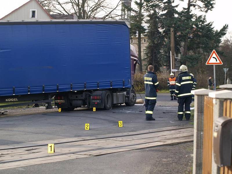 Na železničním přejezdu na trati z Rumburku do Šluknova se srazil kamion s osobním vlakem. 