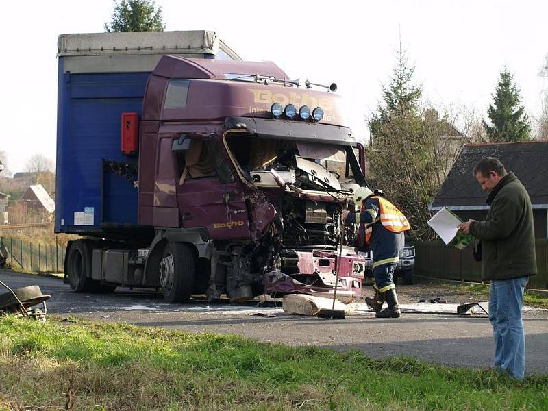 Na železničním přejezdu na trati z Rumburku do Šluknova se srazil kamion s osobním vlakem. 