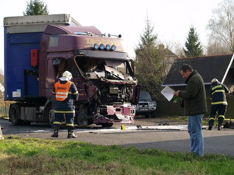 Na železničním přejezdu na trati z Rumburku do Šluknova se srazil kamion s osobním vlakem. 