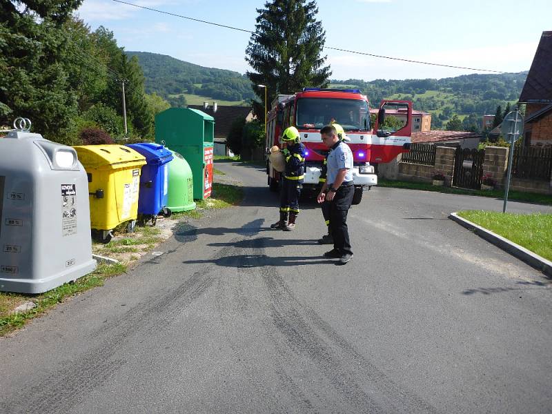 Únik oleje na silnici v Jílovém.