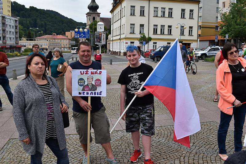 V Děčíně se sešli lidé k dalšímu protestu proti vládě Andreje Babiše.