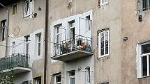 V Děčíně spadl muž z balkonu, pád nepřežil.