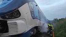 V Dolních Habarticích hořel vlak. Hasiči evakuovali 17 cestujících