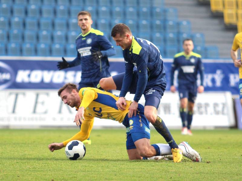 CENNÝ SKALP. Varnsdorf (tmavé dresy) porazil ligové Teplice 1:0.