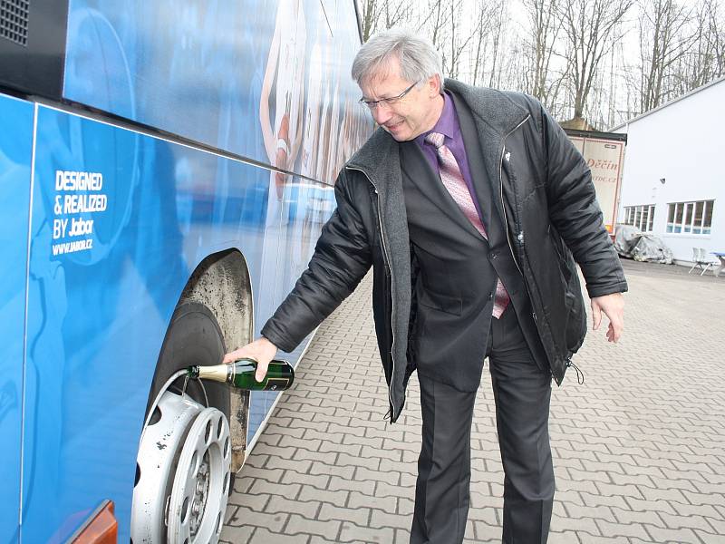 Autobus s basketbalisty jezdí po Děčíně.