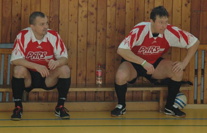 VETERÁNI ODEHRÁLI 5. KOLO. Na snímku je zápas Ludvíkovic (červené dresy) a celku Rafani Děčín.