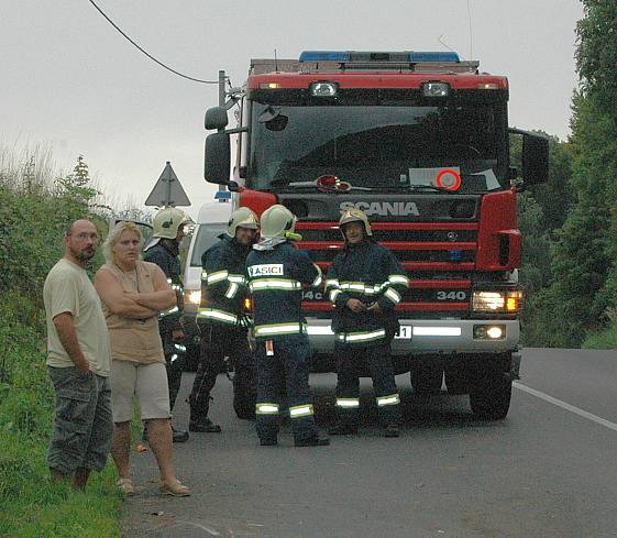 Nehoda osobního automobilu v Březinách u Děčína, řidič z místa činu ujel