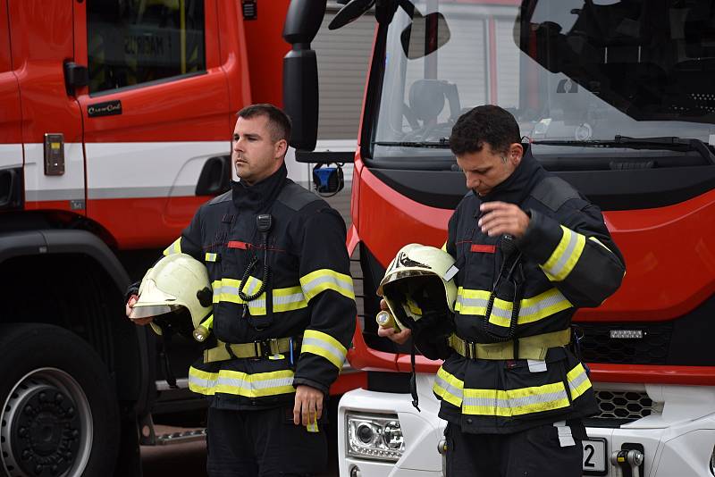 Také v Děčíně uctili hasiči památku svých kolegů, kteří zemřeli při výbuchu domu v Koryčanech.